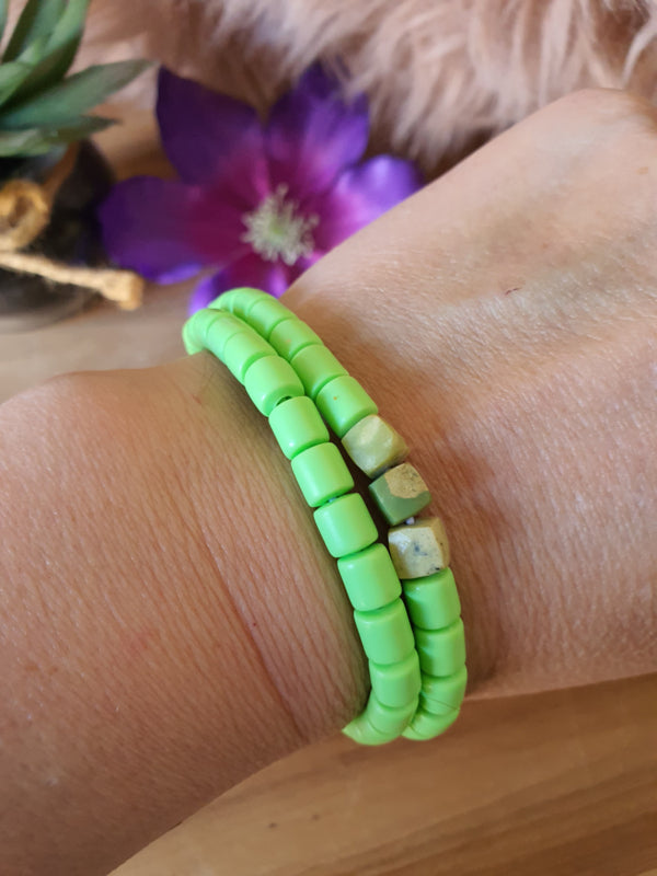 Elastische / rekbare licht groene (choker) ketting en armband 2 in 1 sieraad met Chrysopraas kubus kralen (nr 19)