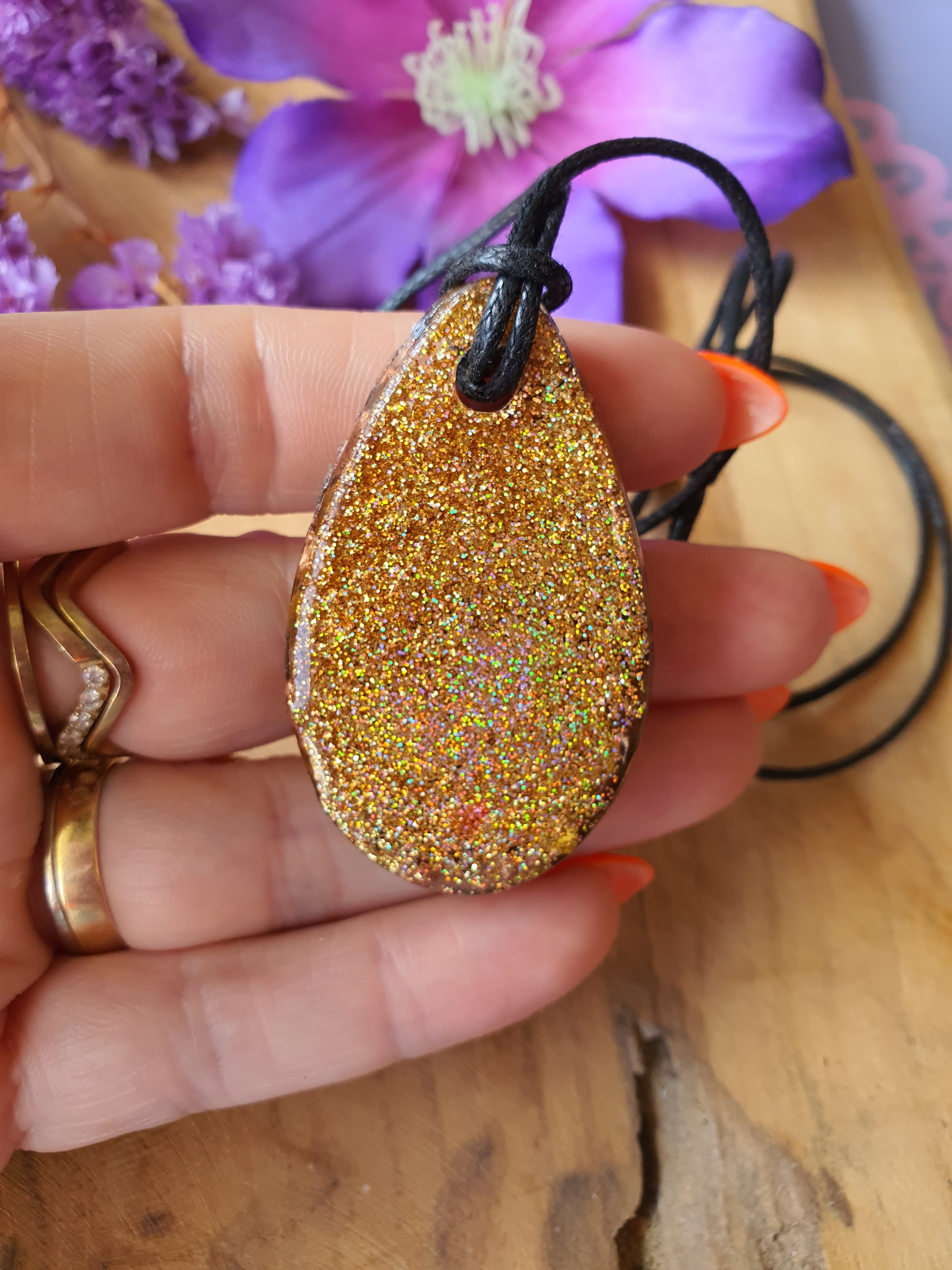 Orgonite hanger Tijgeroog met Bergkristal 30x55mm (nr 129)