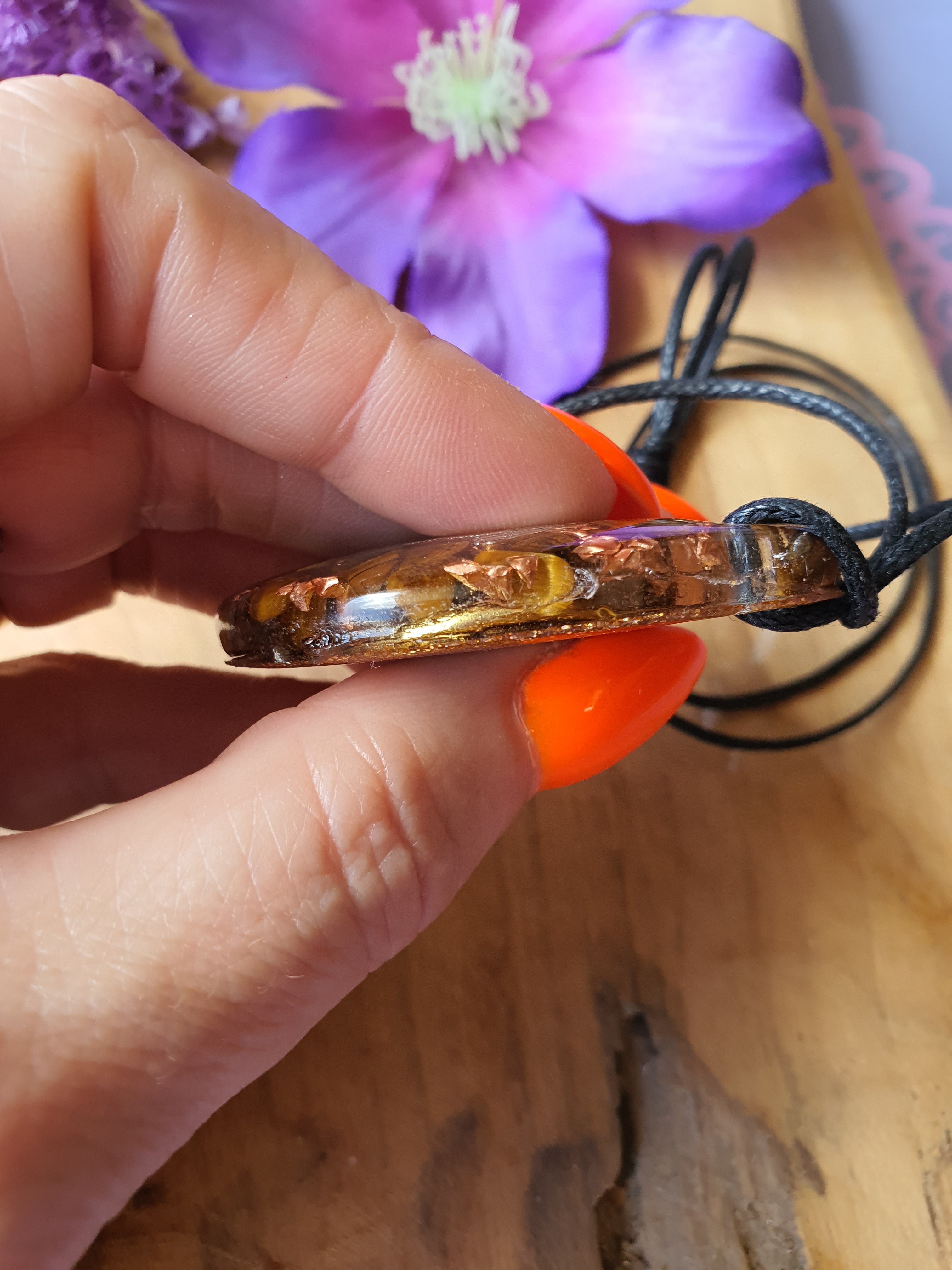 Orgonite hanger Tijgeroog met Bergkristal 30x55mm (nr 129)