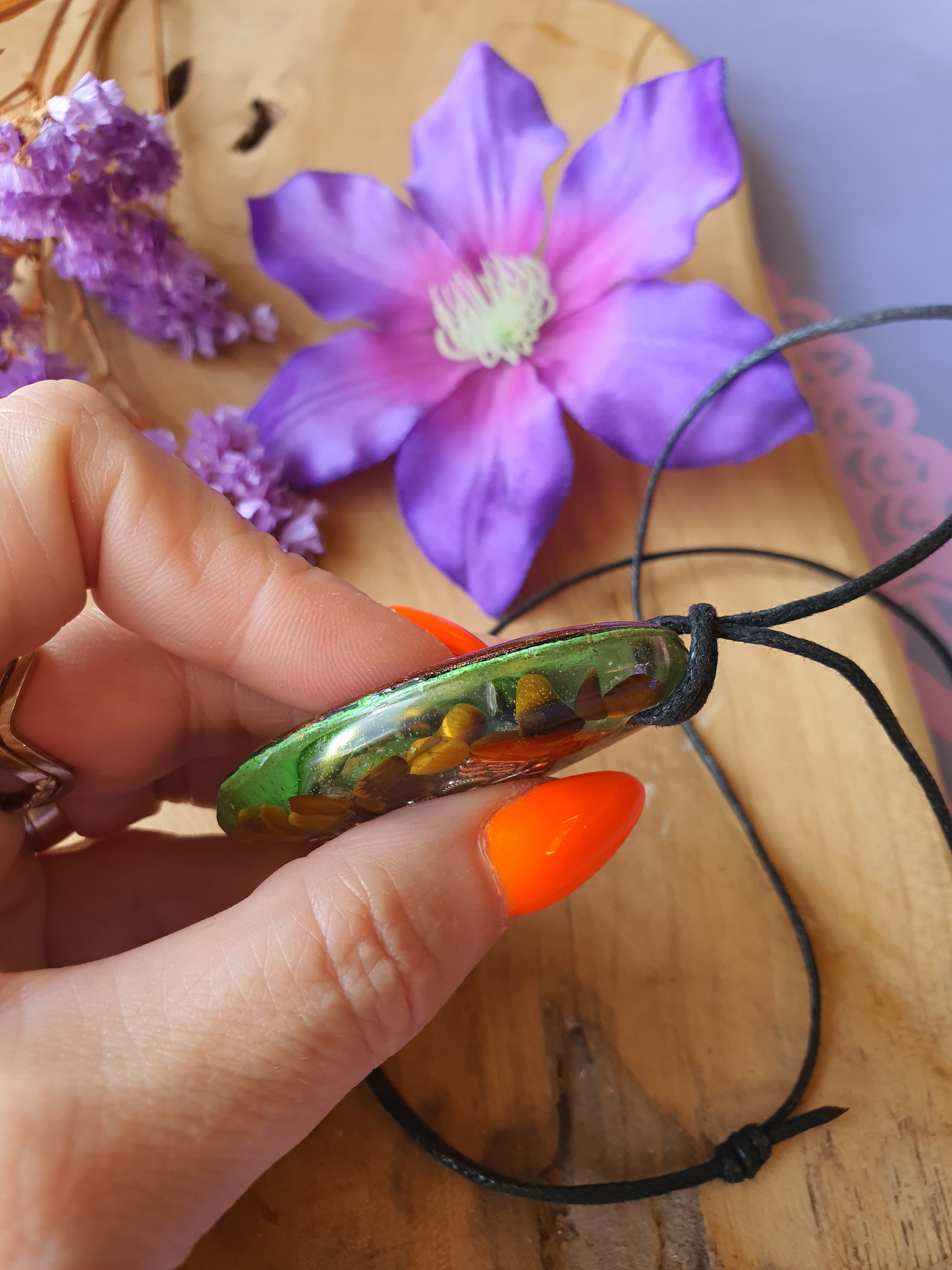 Orgonite hanger Tijgeroog met Bergkristal 30 x 55mm (nr 127)