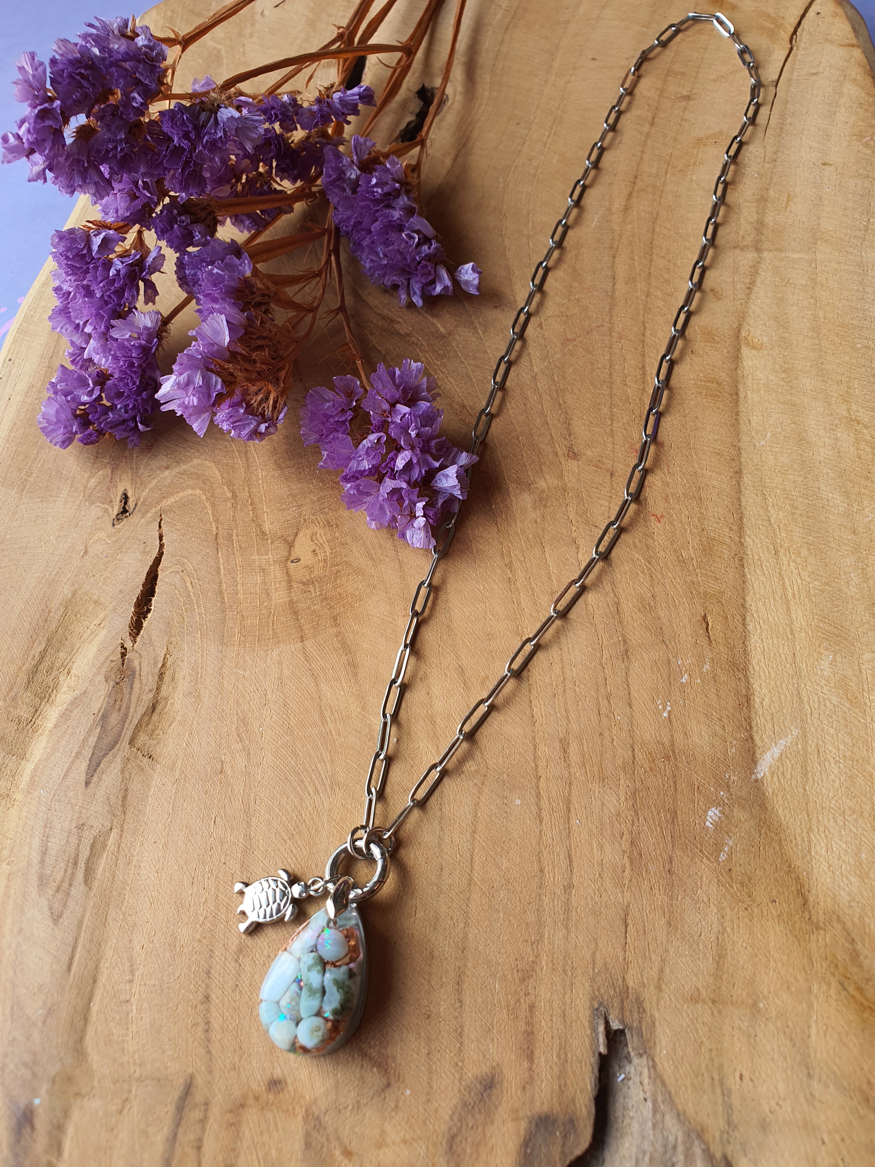 Orgonite Hanger Larimar en Bergkristal met RVS zilver ketting en schildpad bedel (nr 1017)