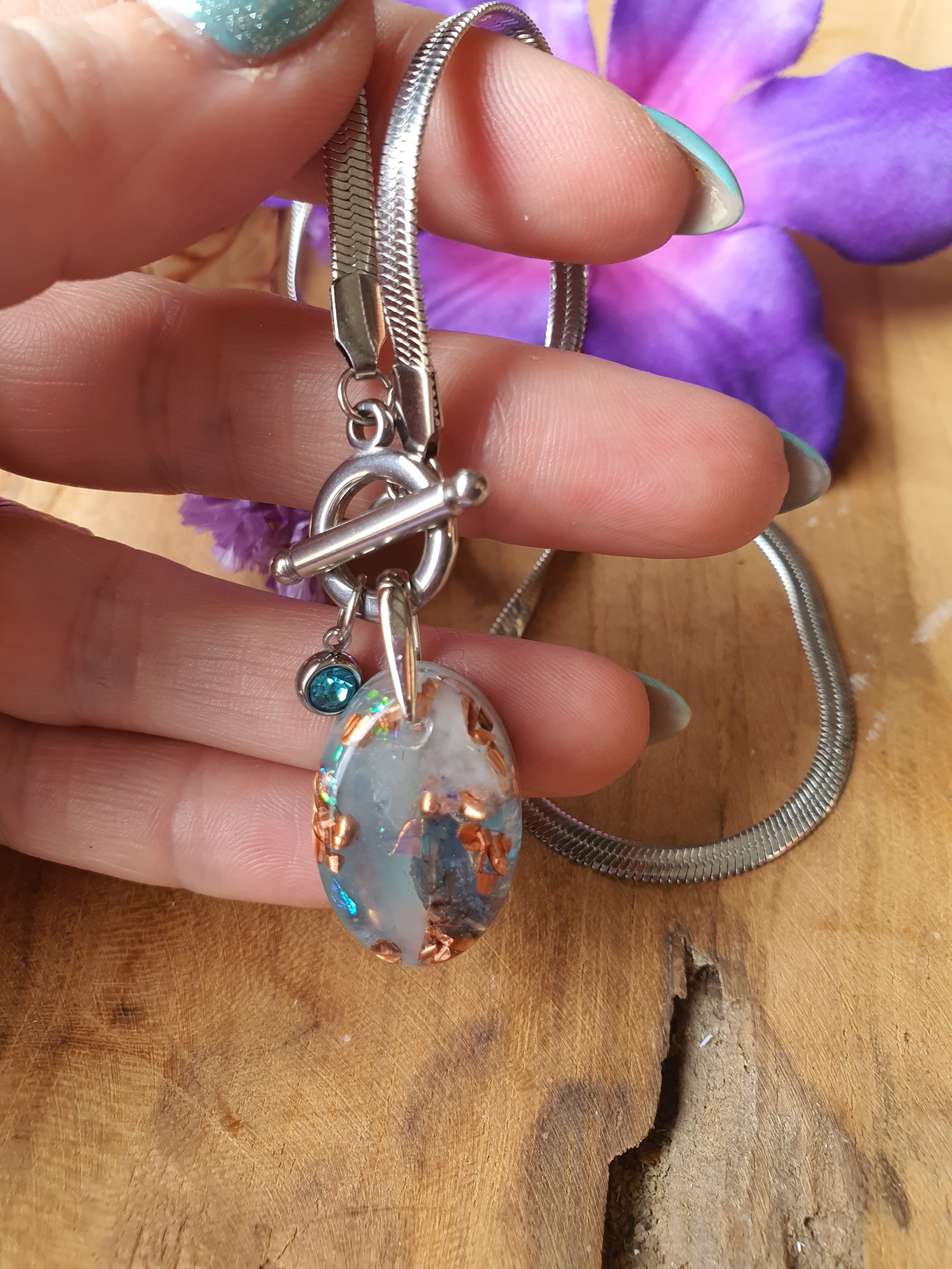 Orgonite Hanger Aquamarijn en Bergkristal met RVS ketting en zirkonia bedel (nr 1019)