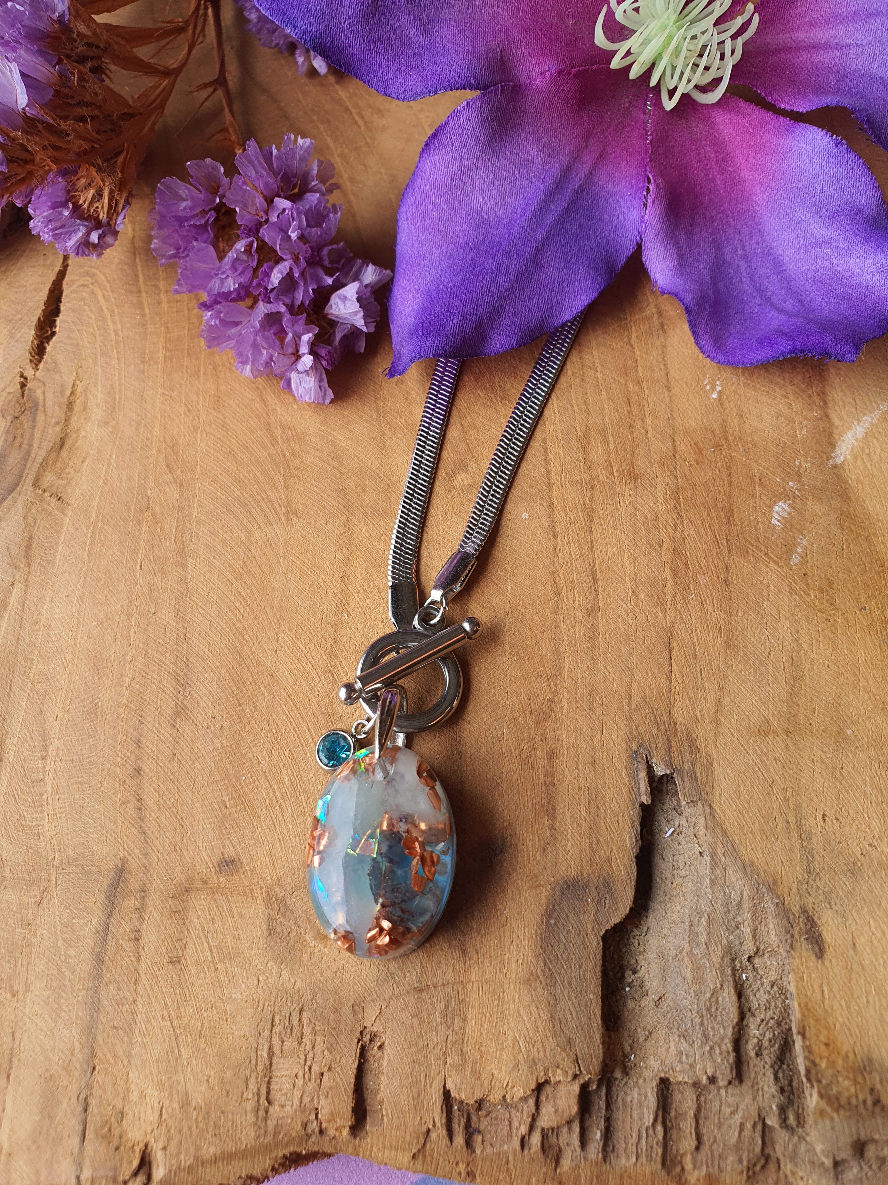 Orgonite Hanger Aquamarijn en Bergkristal met RVS ketting en zirkonia bedel (nr 1019)