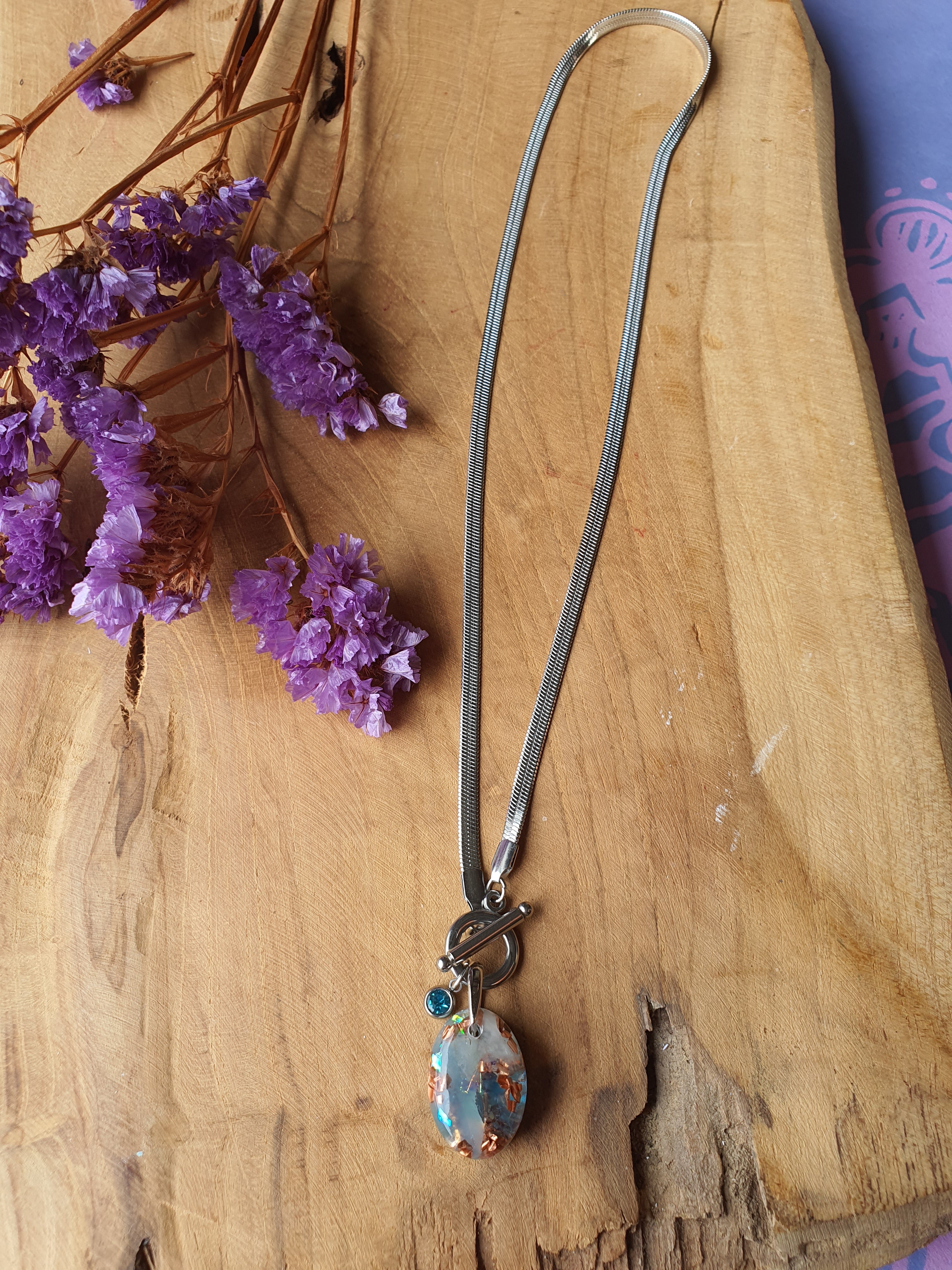 Orgonite Hanger Aquamarijn en Bergkristal met RVS ketting en zirkonia bedel (nr 1019)