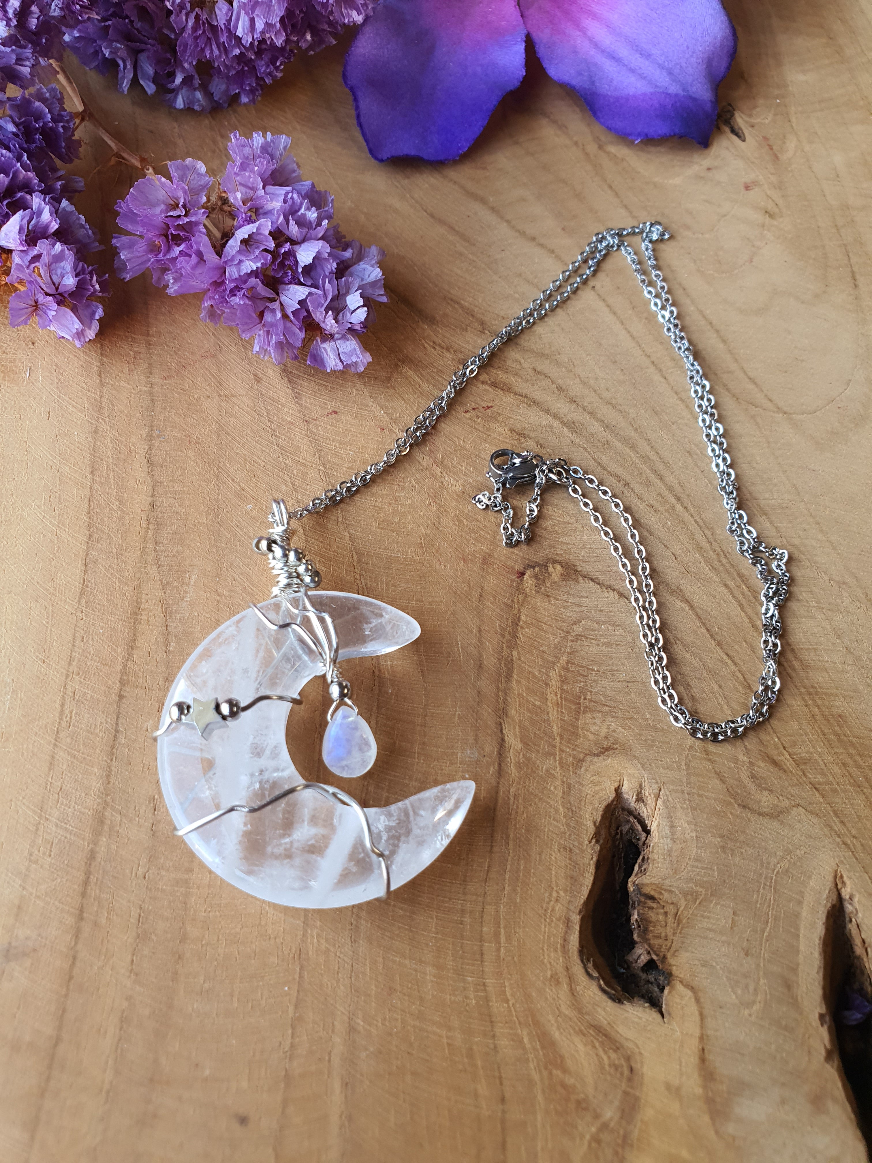 Wire Wrapped Bergkristal Maan met Teardrop Regenboog Maansteen (nr 1)