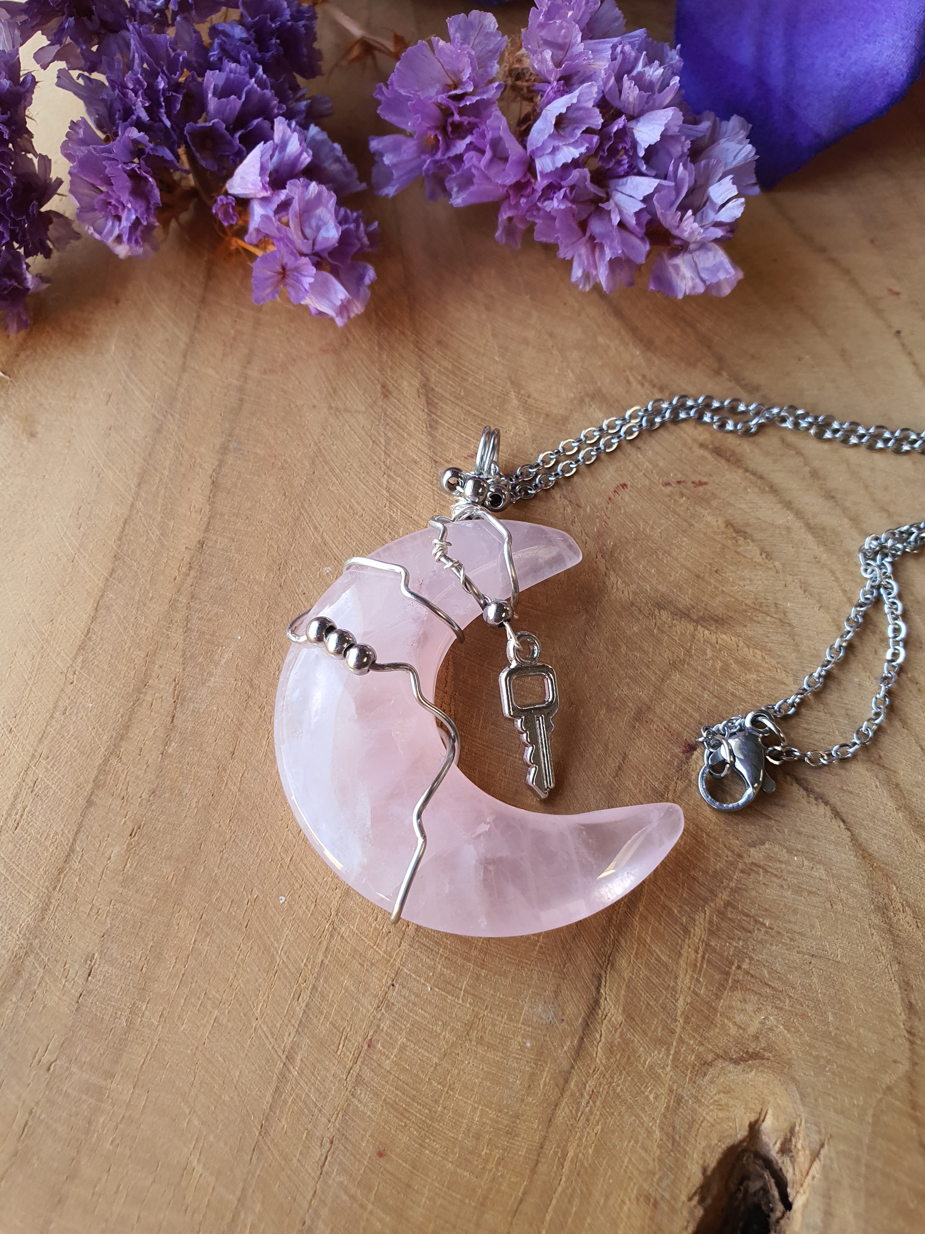 Wire wrapped Rozenkwarts maan hanger