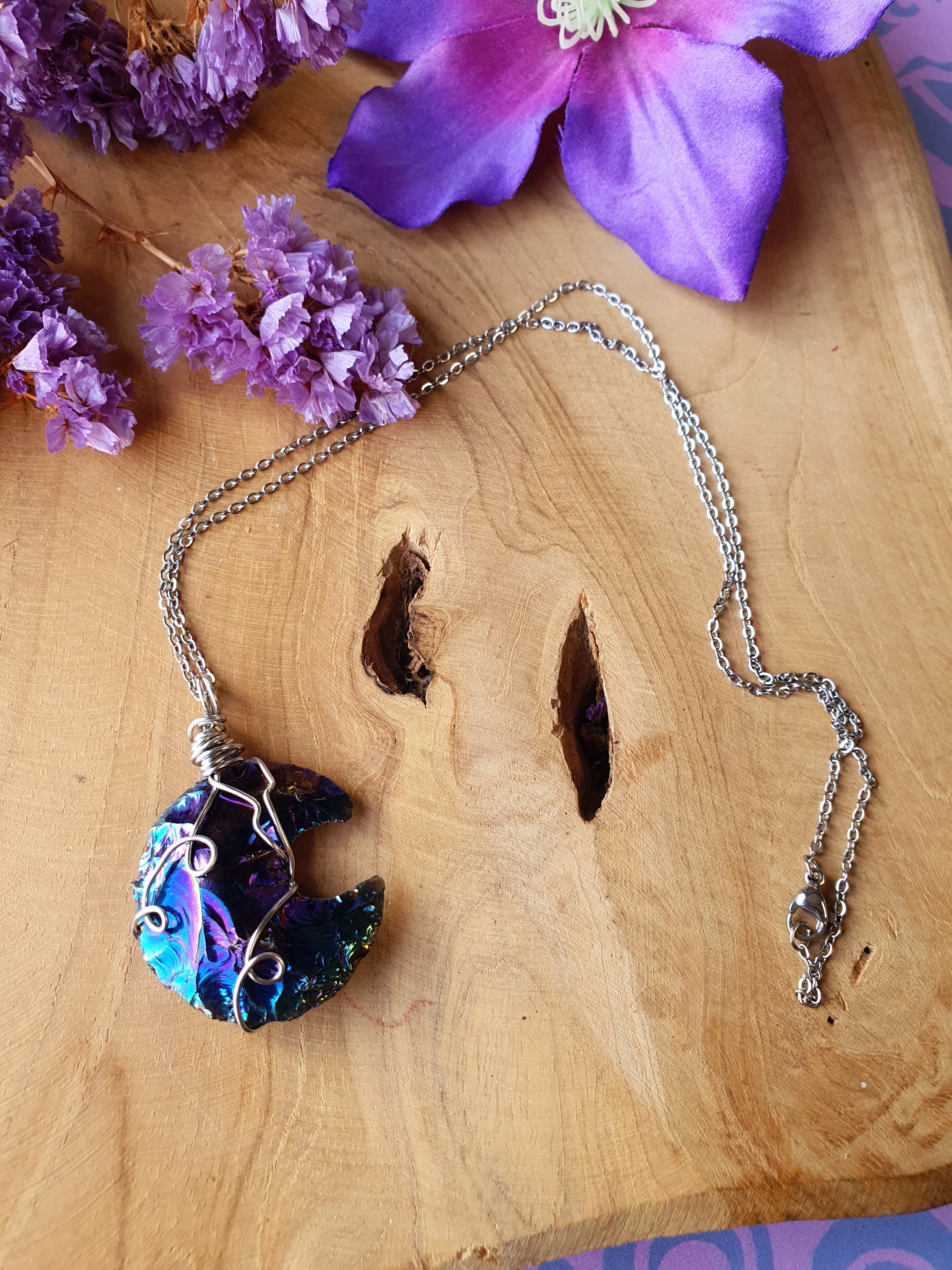 Wire wrapped Maan hanger Rainbow (regenboog/titanium) aura. (nr 16)