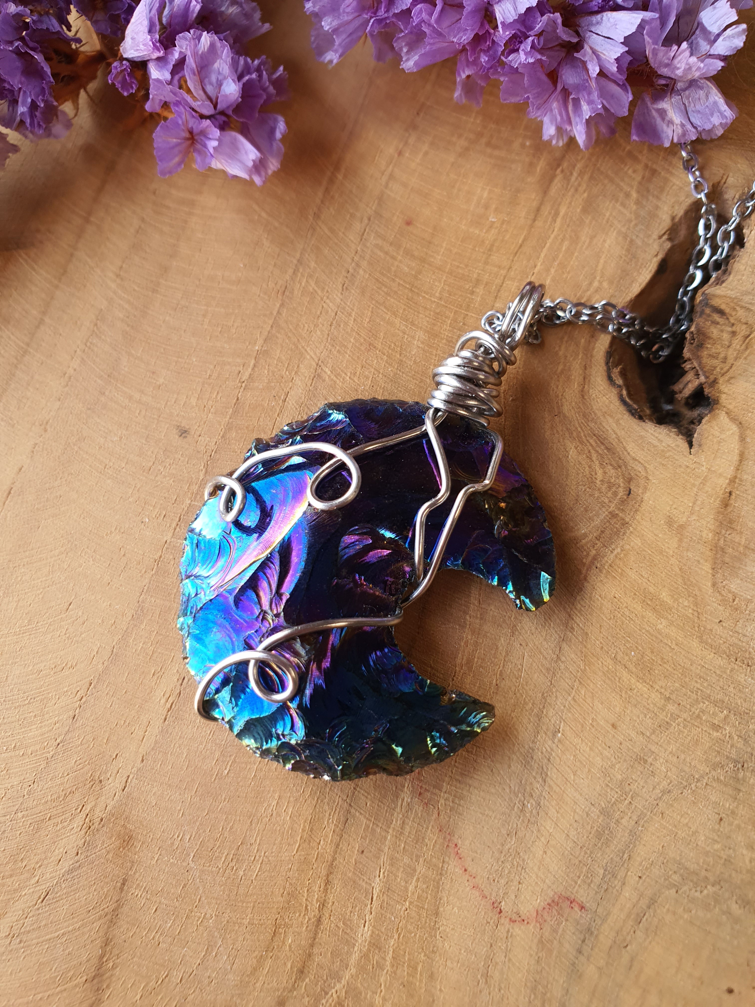 Wire wrapped Maan hanger Rainbow (regenboog/titanium) aura. (nr 16)