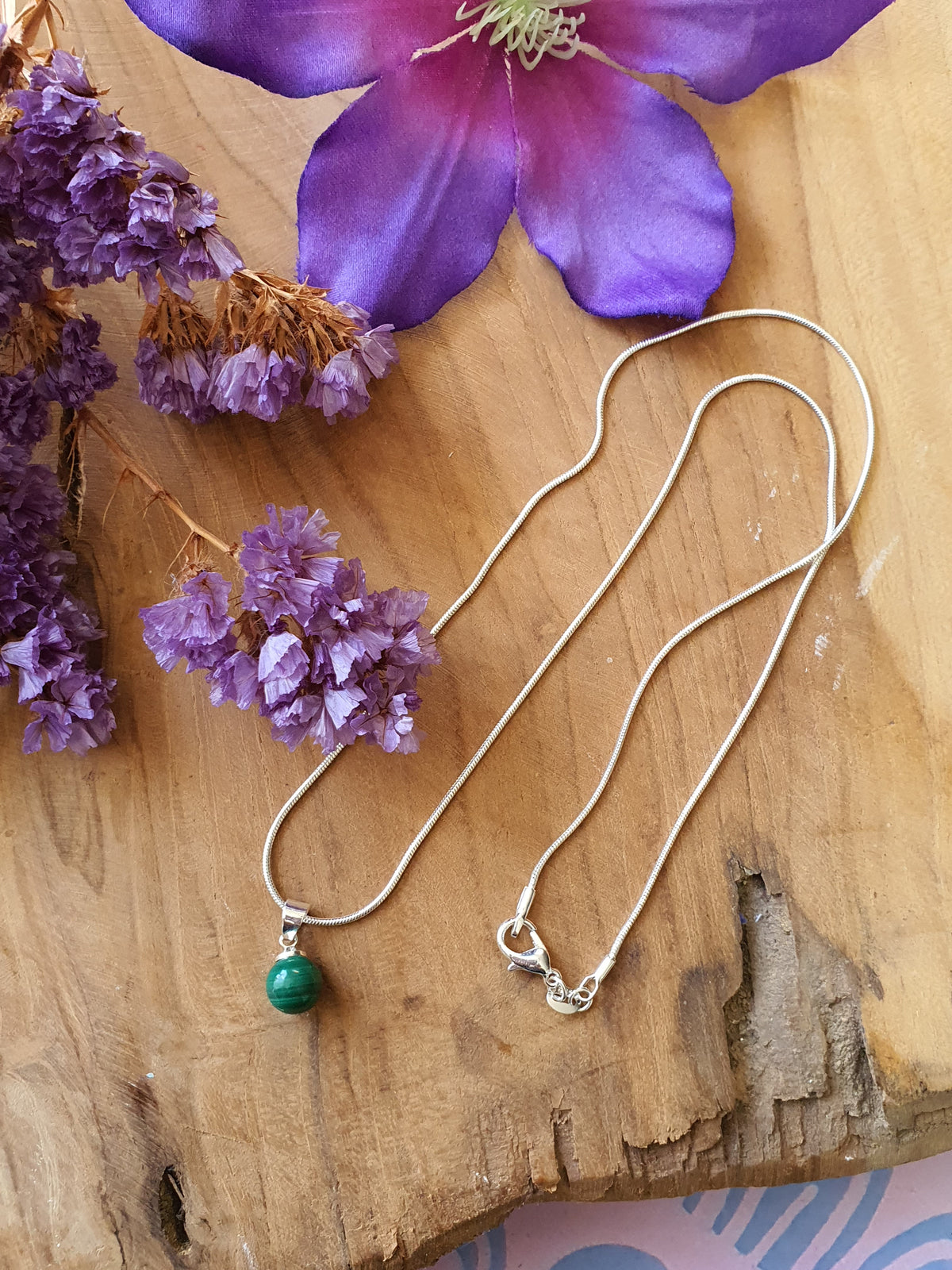Malachiet Hanger klein met 925 Zilveren Oogje en Ketting