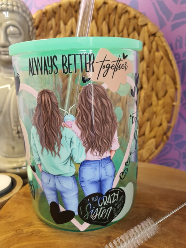Gekleurde glazen mok met deksel en rietje met &
