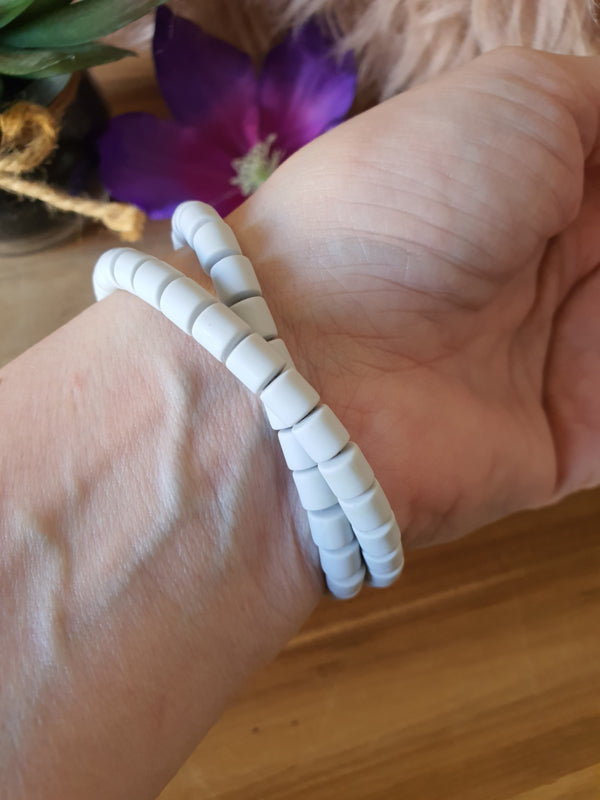 Elastische / rekbare grijze (choker) ketting en armband 2 in 1 sieraad met Lapis Lazuli kubus kralen (nr 24)