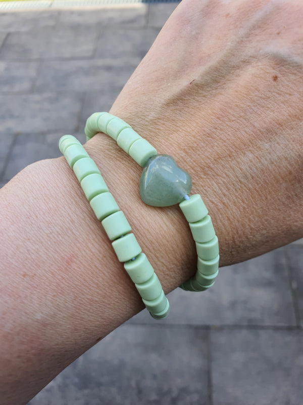 Elastische / rekbare licht groene (choker) ketting en armband 2 in 1 sieraad met Aventurijn hartje (nr 7)