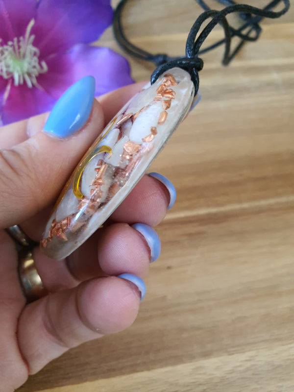 Orgonite hanger Wit/Beige Maansteen met Bergkristal 30x55mm (nr 87)