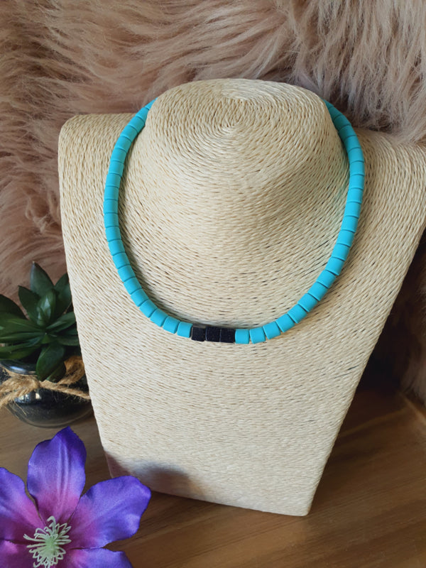 Elastische / rekbare blauw / groene (choker) ketting en armband 2 in 1 sieraad met Blauw stroom kubus kralen (nr 22)