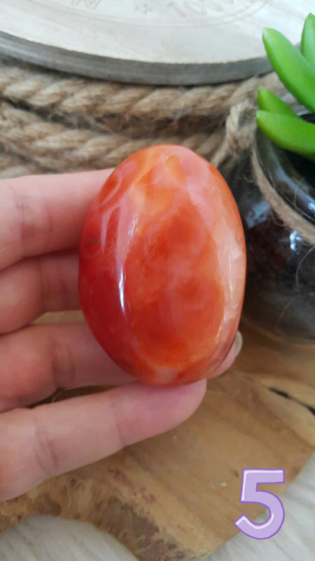 Carneool handsteen 78-97 gram