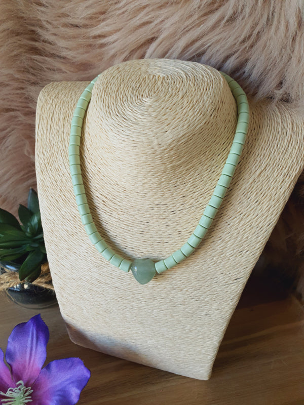 Elastische / rekbare licht groene (choker) ketting en armband 2 in 1 sieraad met Aventurijn hartje (nr 7)