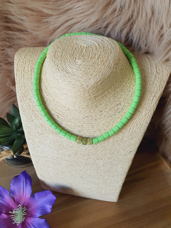 Elastische / rekbare licht groene (choker) ketting en armband 2 in 1 sieraad met Chrysopraas kubus kralen (nr 19)