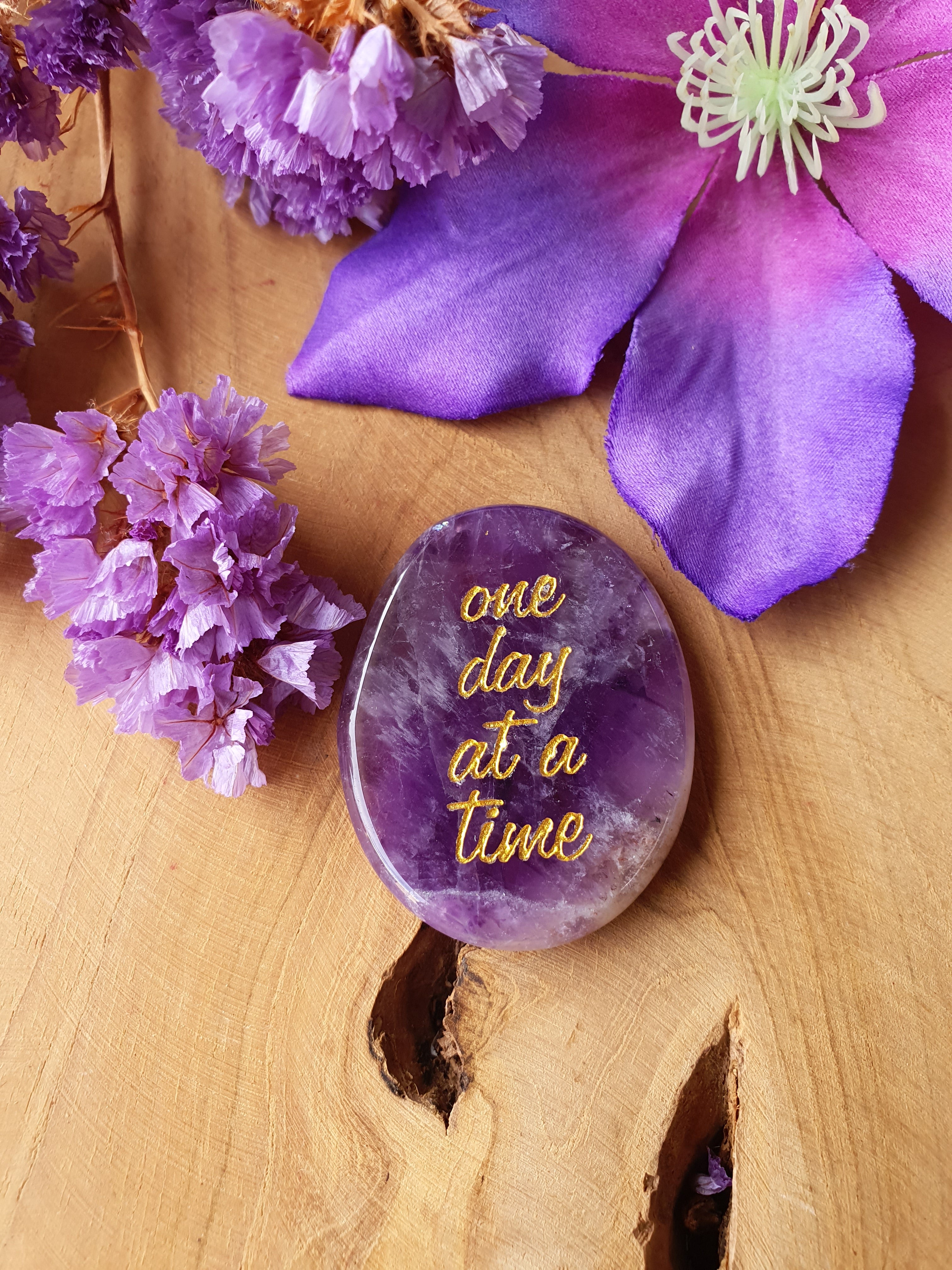 Amethist Oplegsteen met gelaserde Tekst "One Day at a Time"