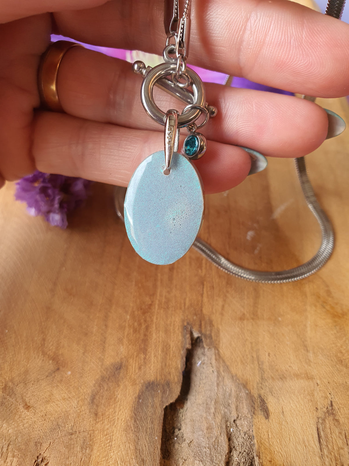 Achterzijde Orgonite Hanger Aquamarijn / Bergkristal met RVS ketting + zirkonia bedel