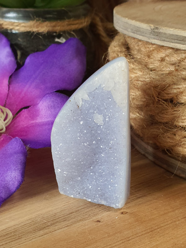 Blue lace agaat (chalcedoon) geode staand sculptuur