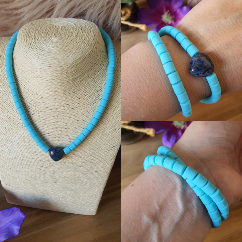 Elastische / rekbare licht blauwe (choker) ketting en armband 2 in 1 sieraad met Lapis Lazuli hartje (nr 9)