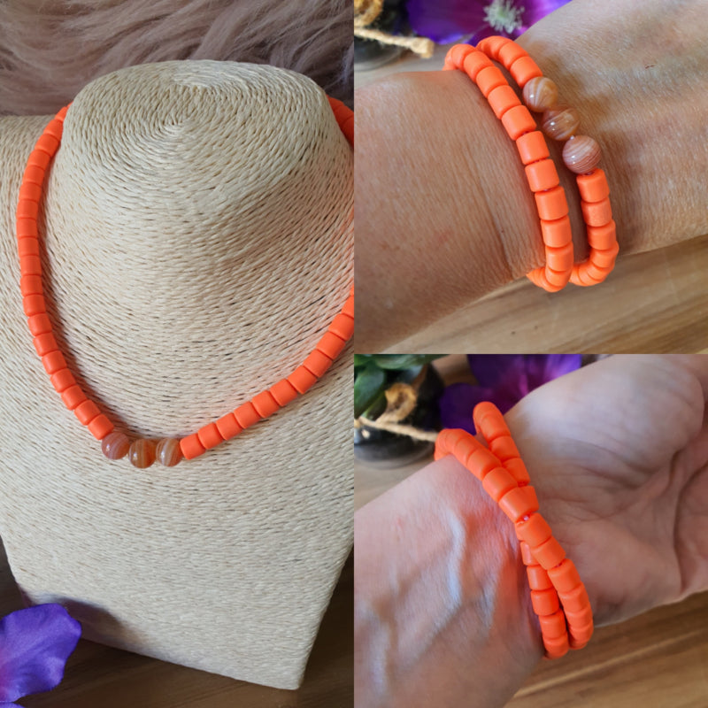 Elastische_rekbare_oranje_choker_ketting_en_armband_2_in_1_sieraad_met_rode_Botswana_Agaat_kralen_nr_16