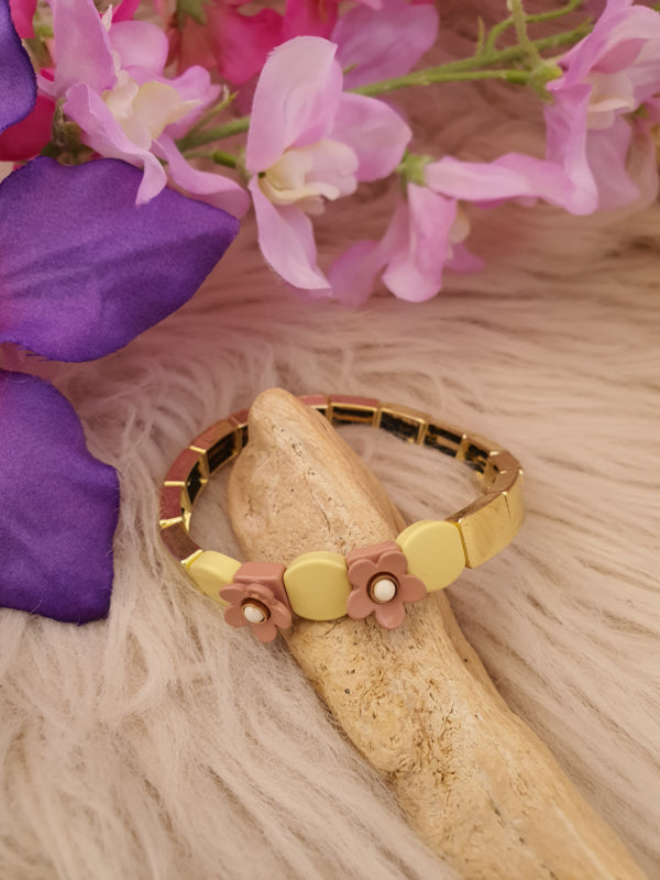 Emaille rekbare armband Goud / Geel met Blush kleur bloemen 3D 18-18,5 cm (nr 44)