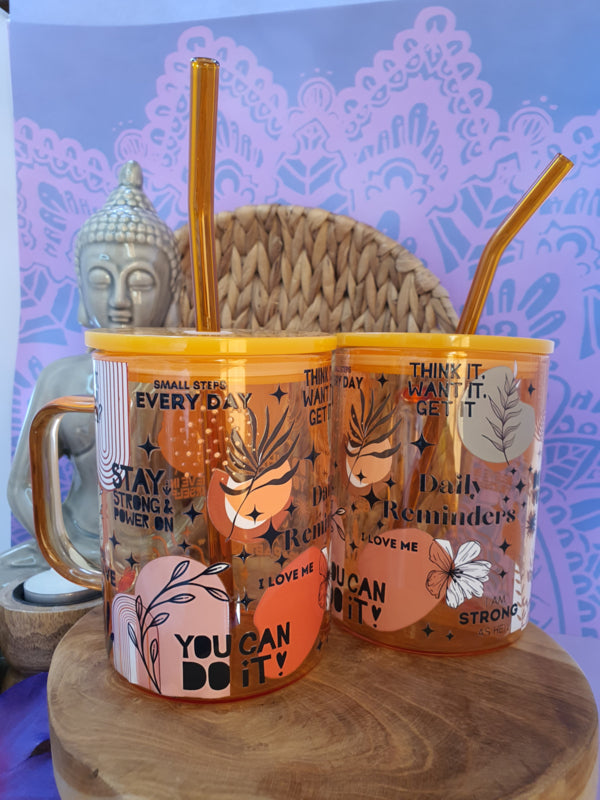 Gekleurde glazen mok met deksel en rietje &