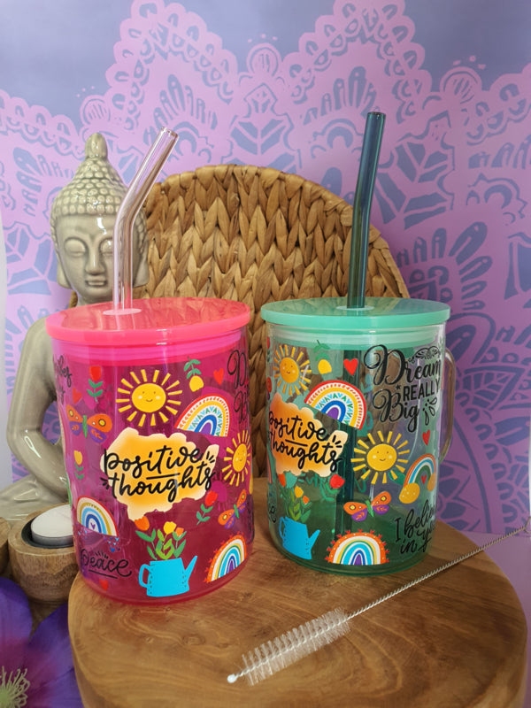 Gekleurde glazen mok met deksel en rietje &