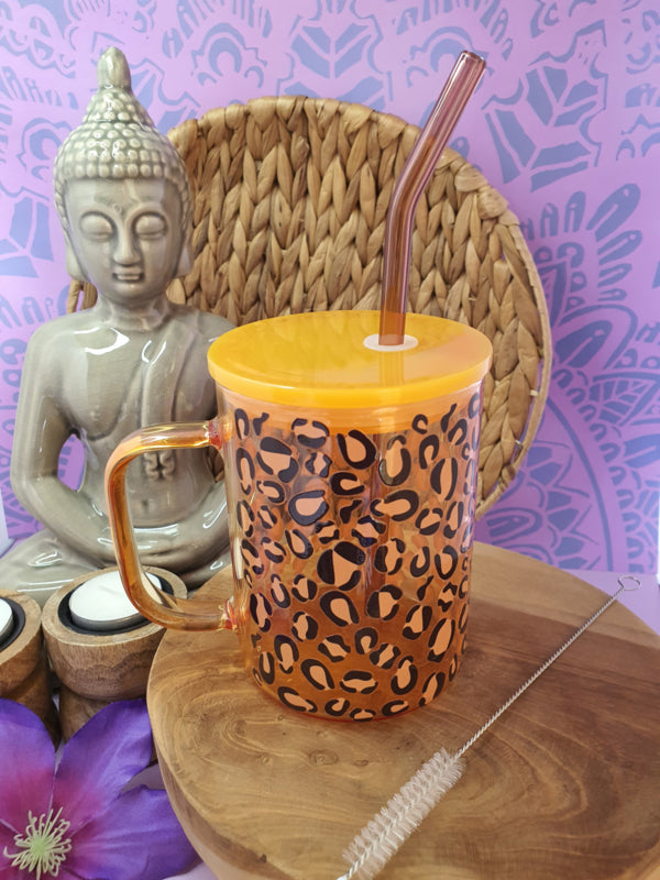 Gekleurde glazen mok met deksel en rietje met &