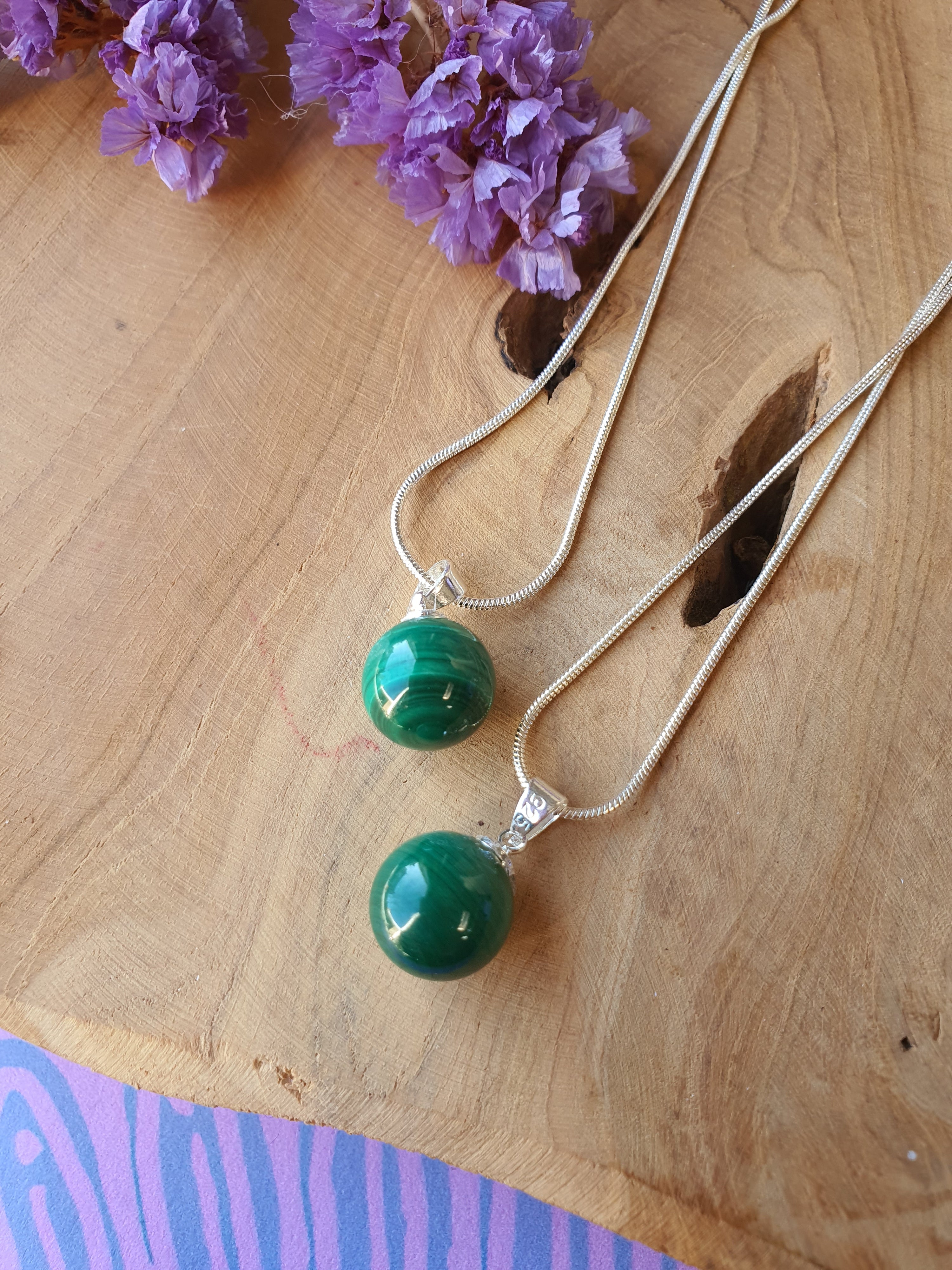 Malachiet hanger groot met een 925 zilveren oogje en ketting,