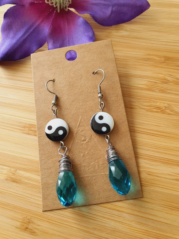 Oorhangers facet aura helder blauw Kristal glaskralen / Yin Yang wire wrapped