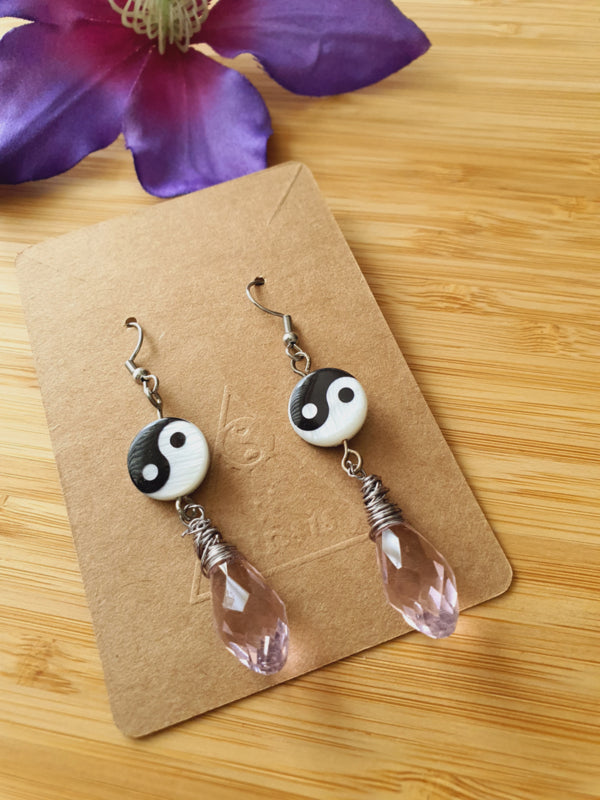 Oorhangers facet aura helder roze Kristal glaskralen / Yin Yang wire wrapped