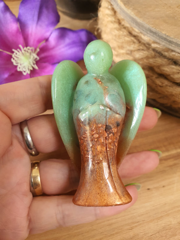 Orgonite engel klein 75mm Prehniet met insluitingen van zwarte Toermalijn ( nr 26)