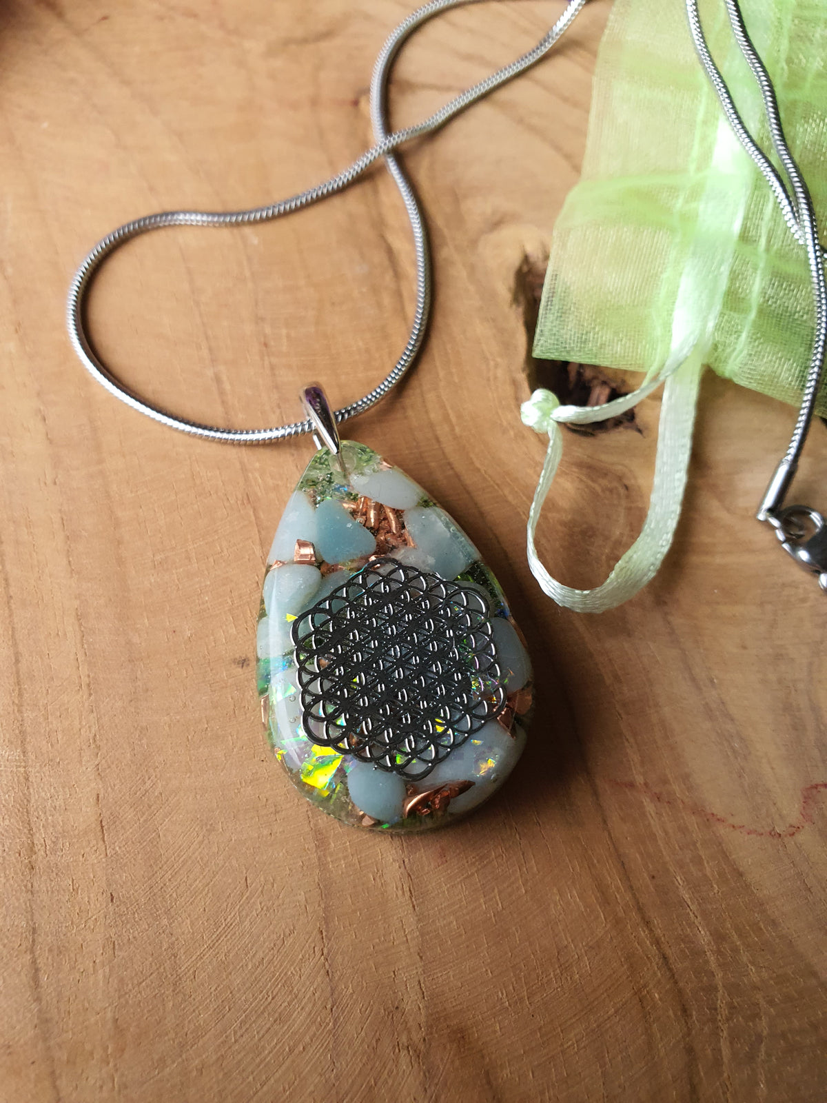 Orgonite hanger Amazoniet met Bergkristal 925 Sterling zilver oogje (nr 1005)