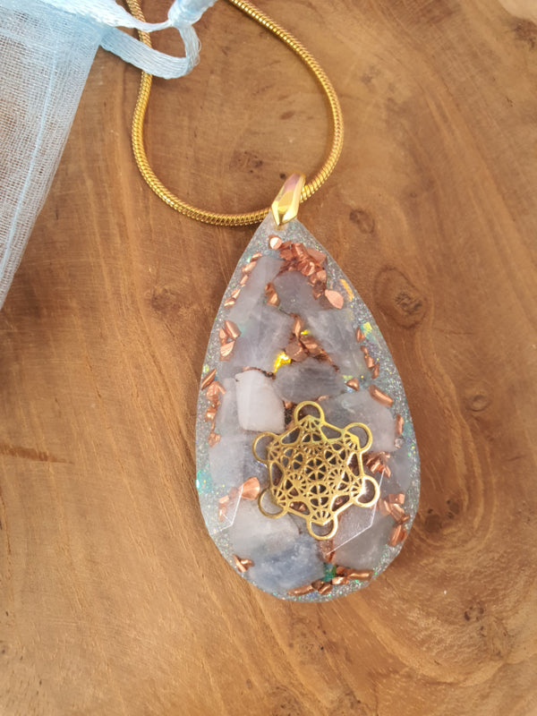 Orgonite hanger Blauwe Calciet met Bergkristal Diamant druppel 30x50mm 925 gold plated oogje ( nr 2)