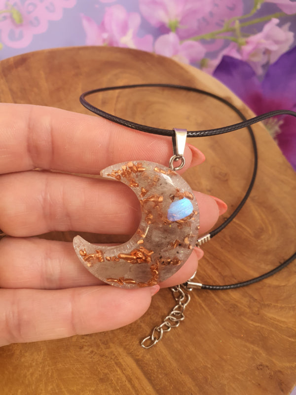 Orgonite hanger Maan Labradoriet met Bergkristal (nr 4)