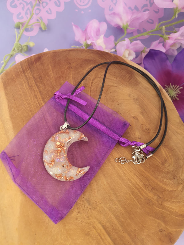 Orgonite hanger Maan Regenboog titanium Aura met Bergkristal (nr 5)