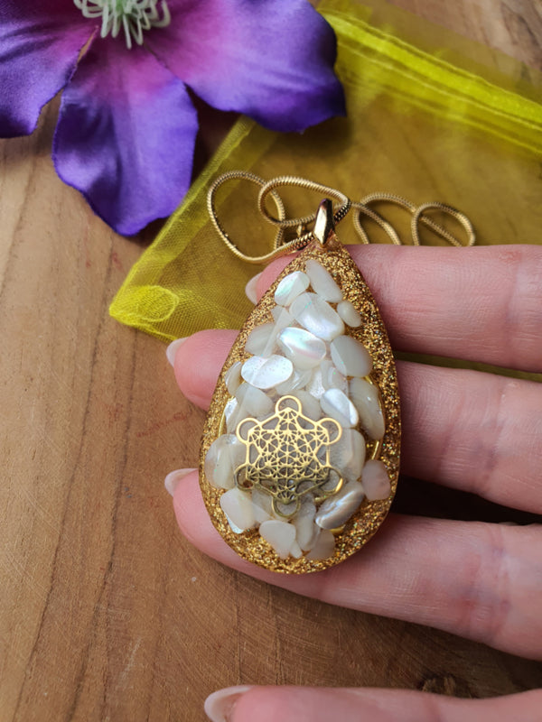 Orgonite hanger Perlmutt met Bergkristal Diamant druppel 30x50mm 925 gold plated oogje (nr 5)