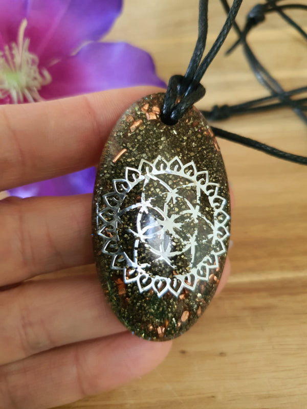 Orgonite hanger Pyriet met Bergkristal 30x55mm ( nr 93)