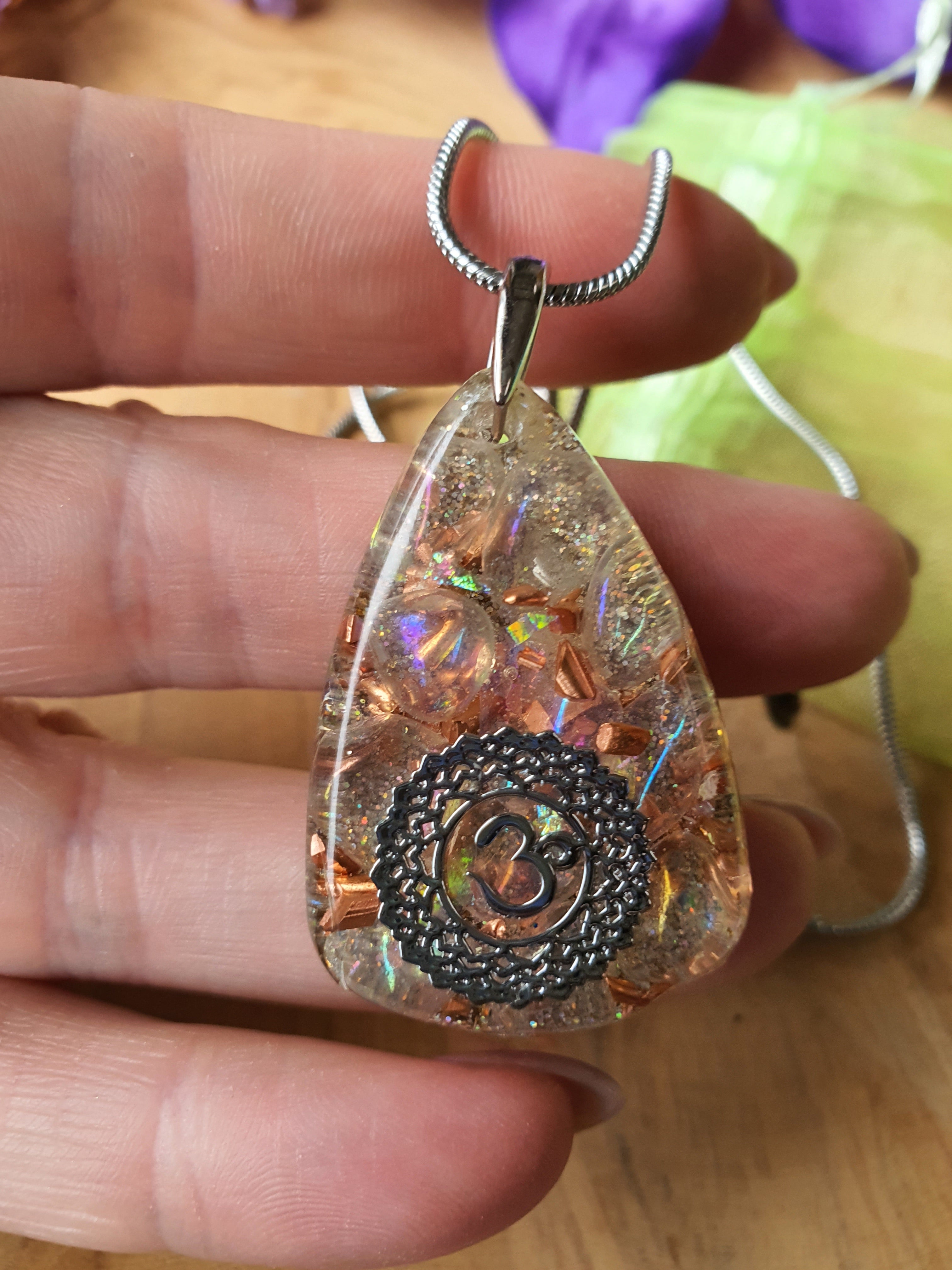 Orgonite hanger Rainbow (regenboog) aura met Bergkristal, met 925 Sterling zilver oogje (nr 1002)