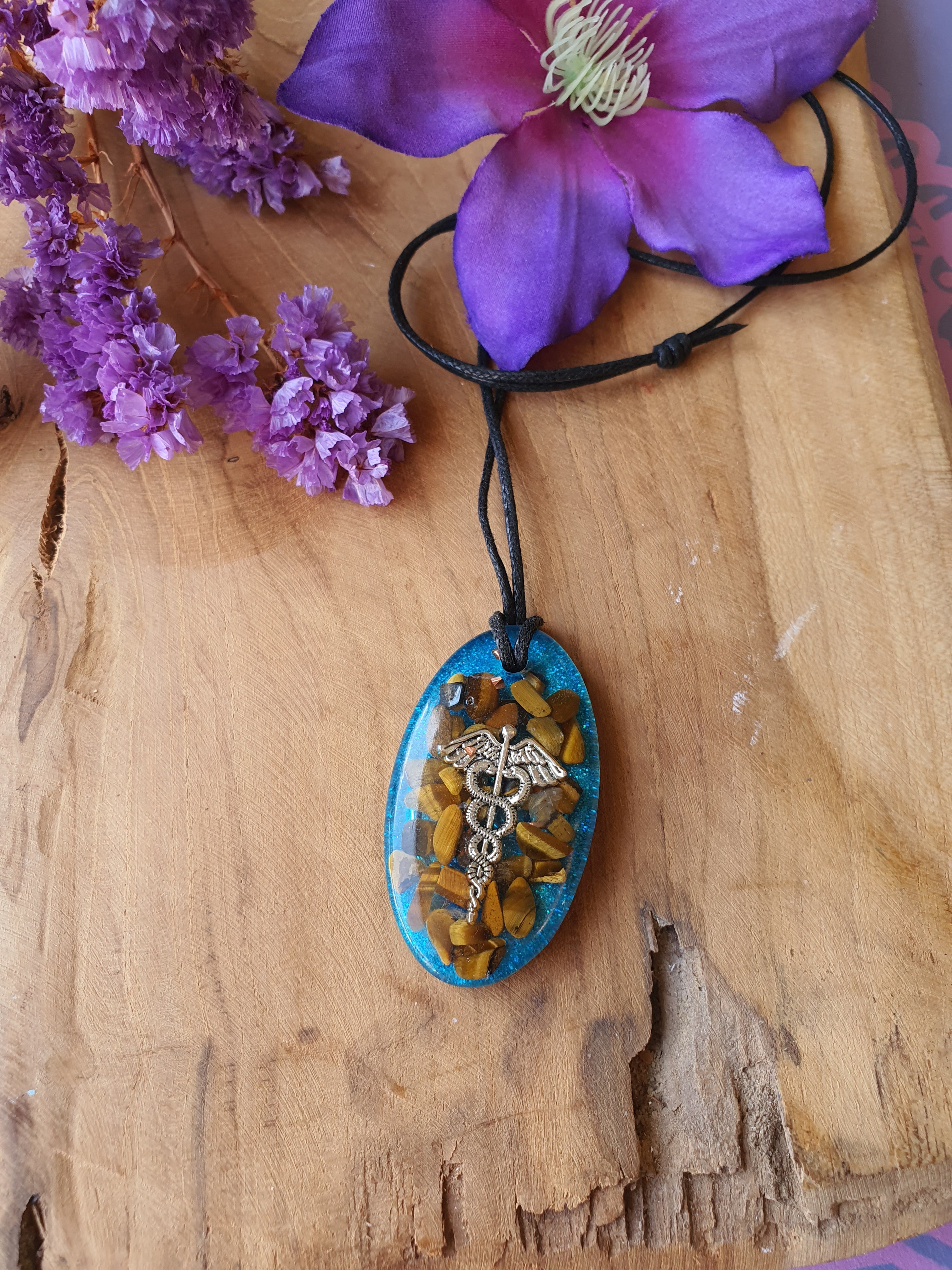 Orgonite hanger Tijgeroog met Bergkristal 30 x 55mm (nr 128)