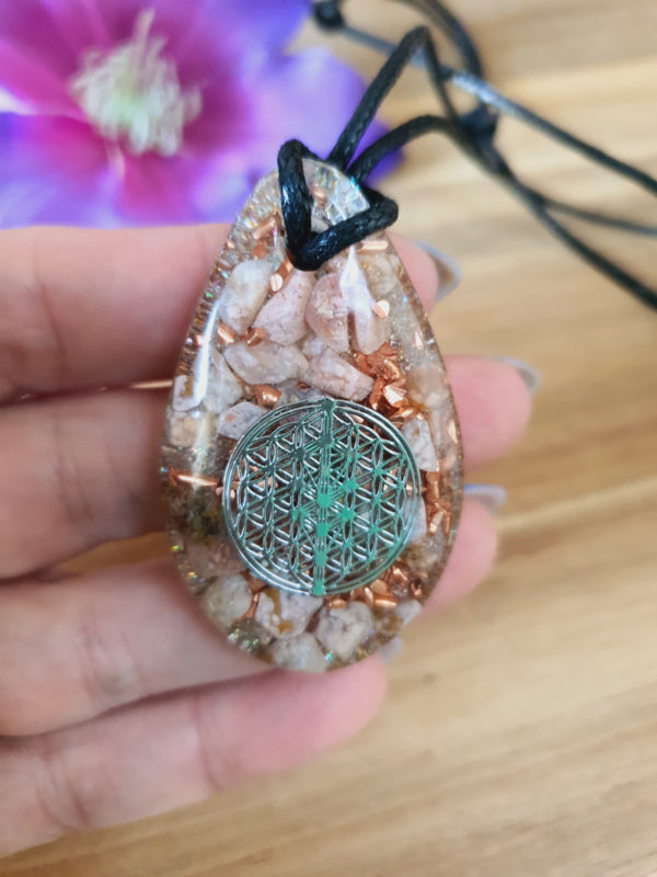 Orgonite hanger Vuuragaat met Bergkristal 30x55mm ( nr 92)