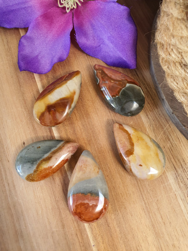 Polychroom Jaspis hanger doorboord.