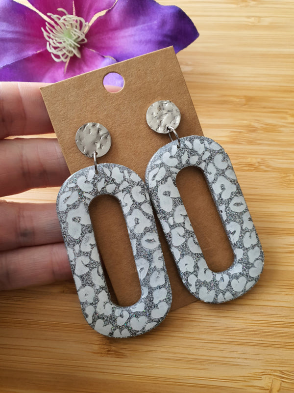 Resin oorbellen / oorhangers (set 1) Panther