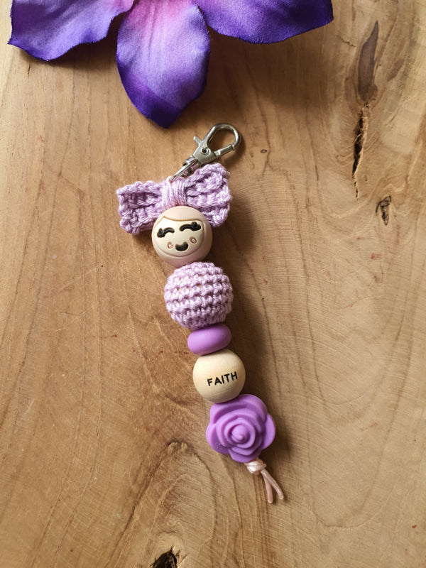 Sleutelhanger / Tassenhanger Gelukspoppetje vrouw met strik &