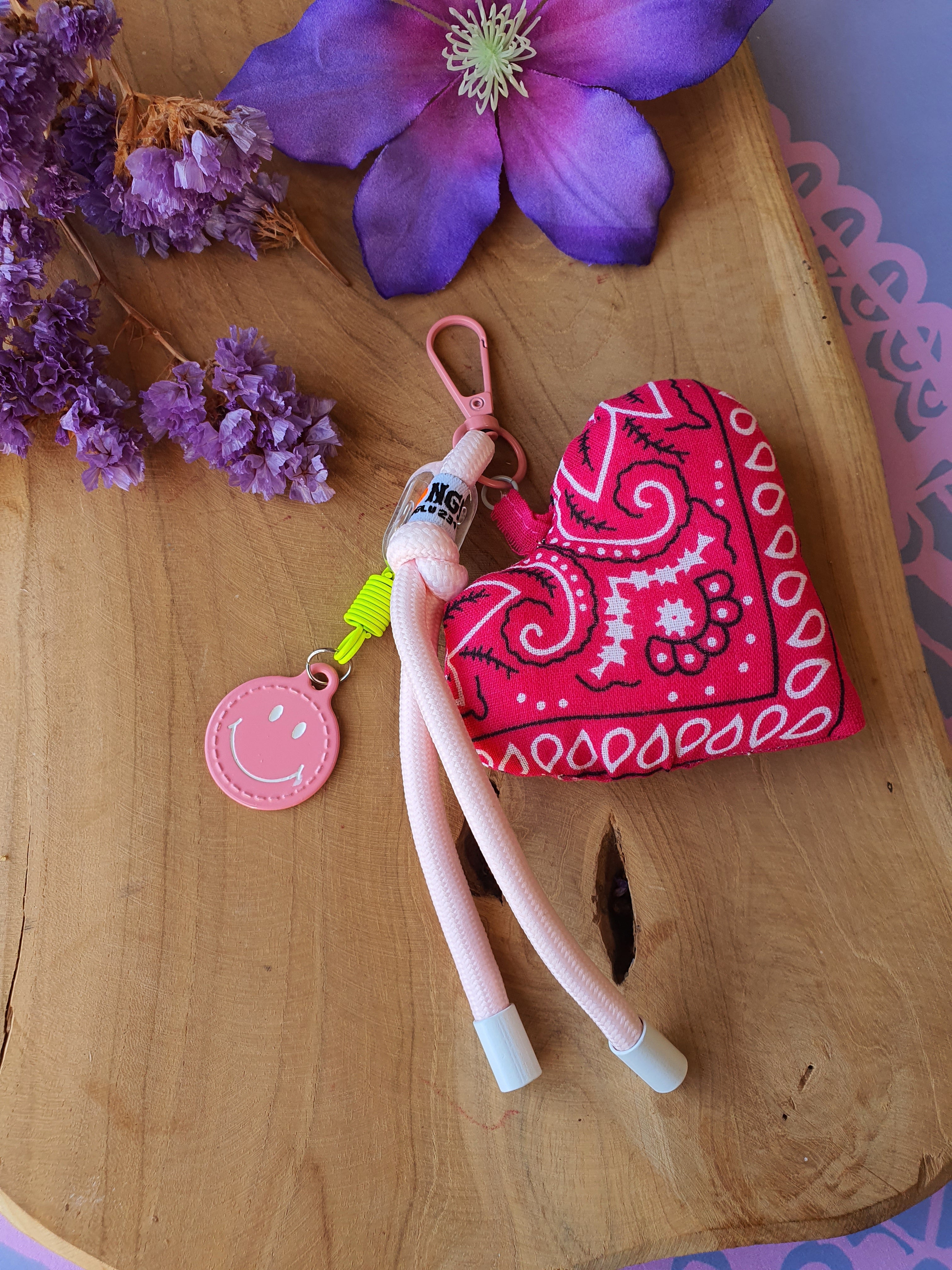 Sleutelhanger tassenhanger bandana hart en smiley fuchsia/rose