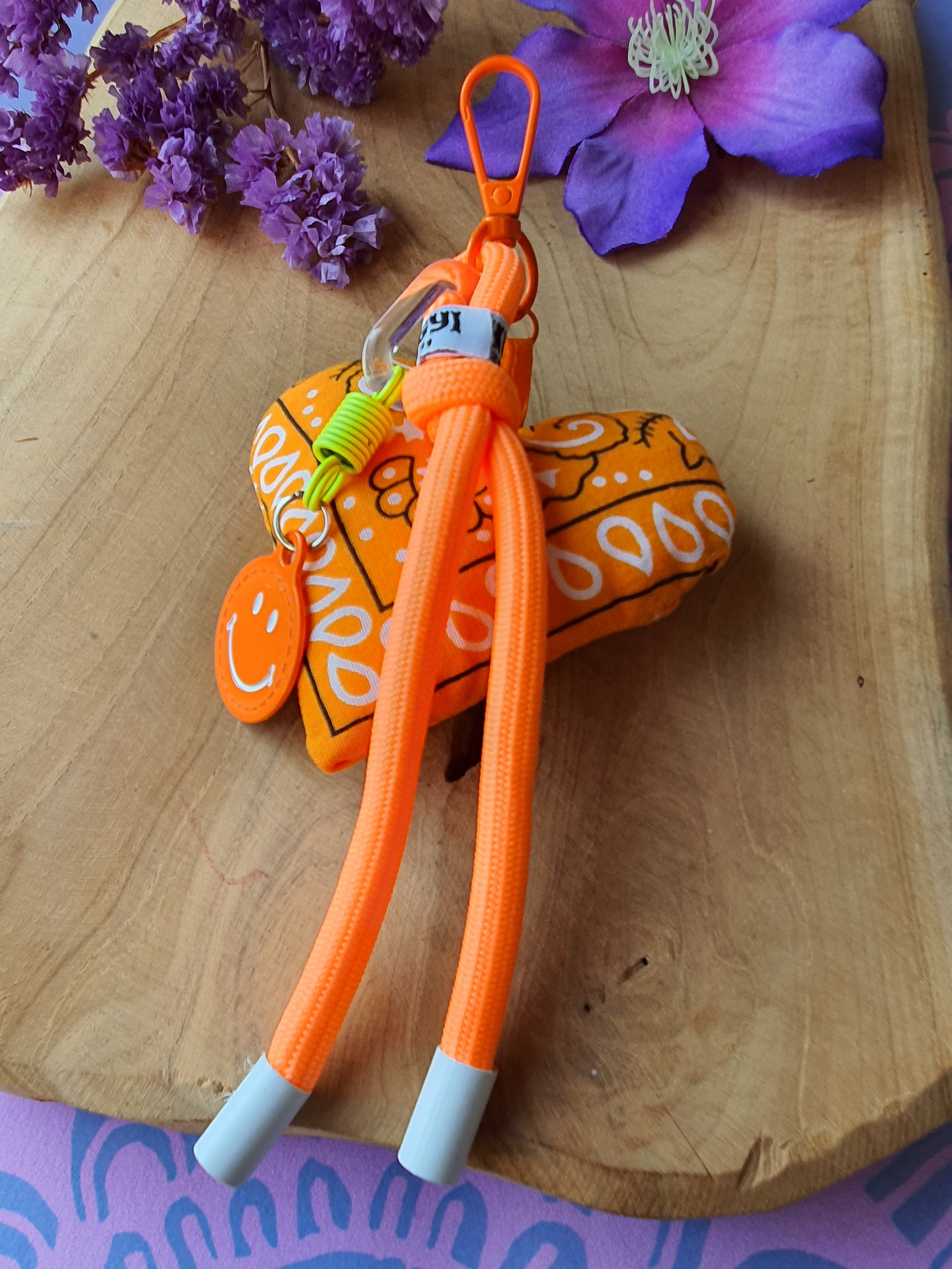 Sleutelhanger tassenhanger bandana hart oranje.