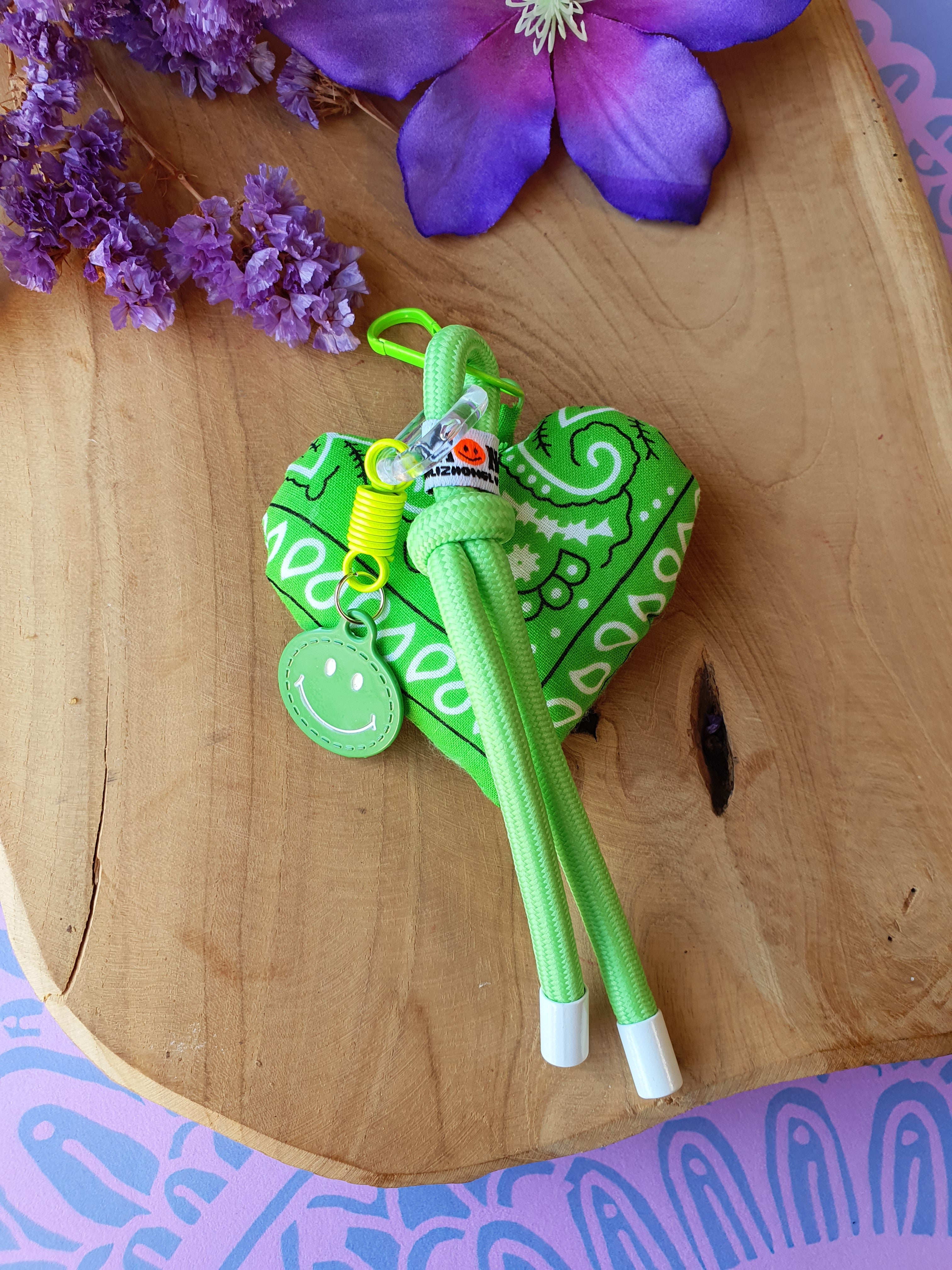 Sleutelhanger_tassenhanger_bandana_hart_smiley_licht_groen