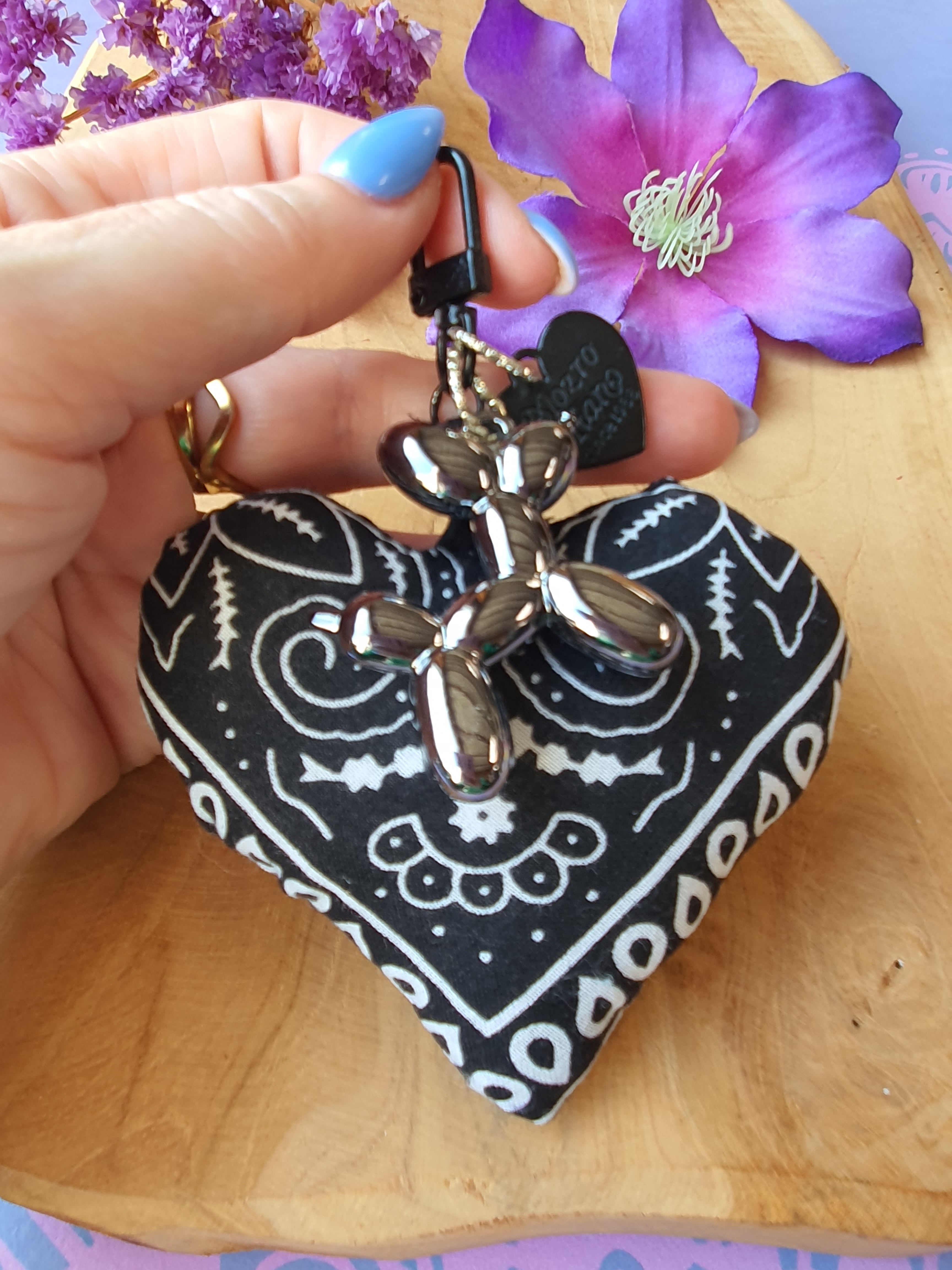 Sleutelhanger tassenhanger bandana hart zwart met ballon hond